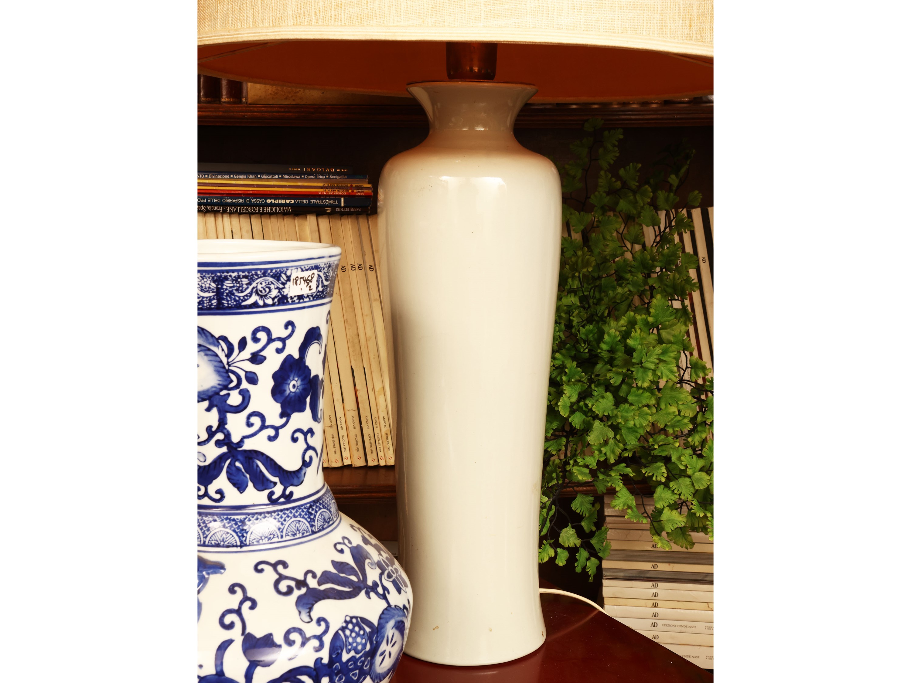 Grande lume in ceramica smaltata bianca con paralume in tessuto avorio