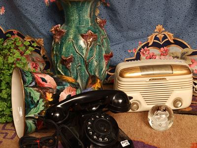 Miscellanea di oggetti decorativi e di antiquariato