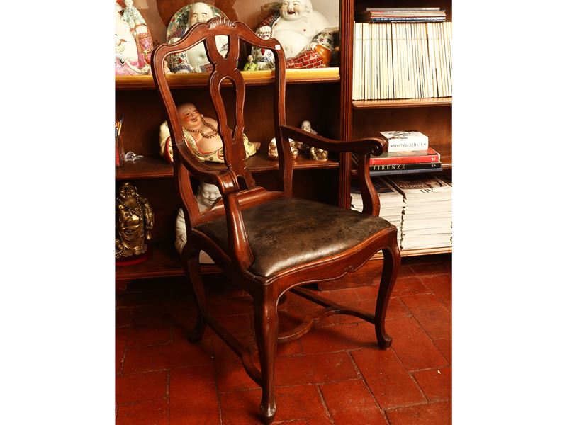 Coppia di poltrone in noce