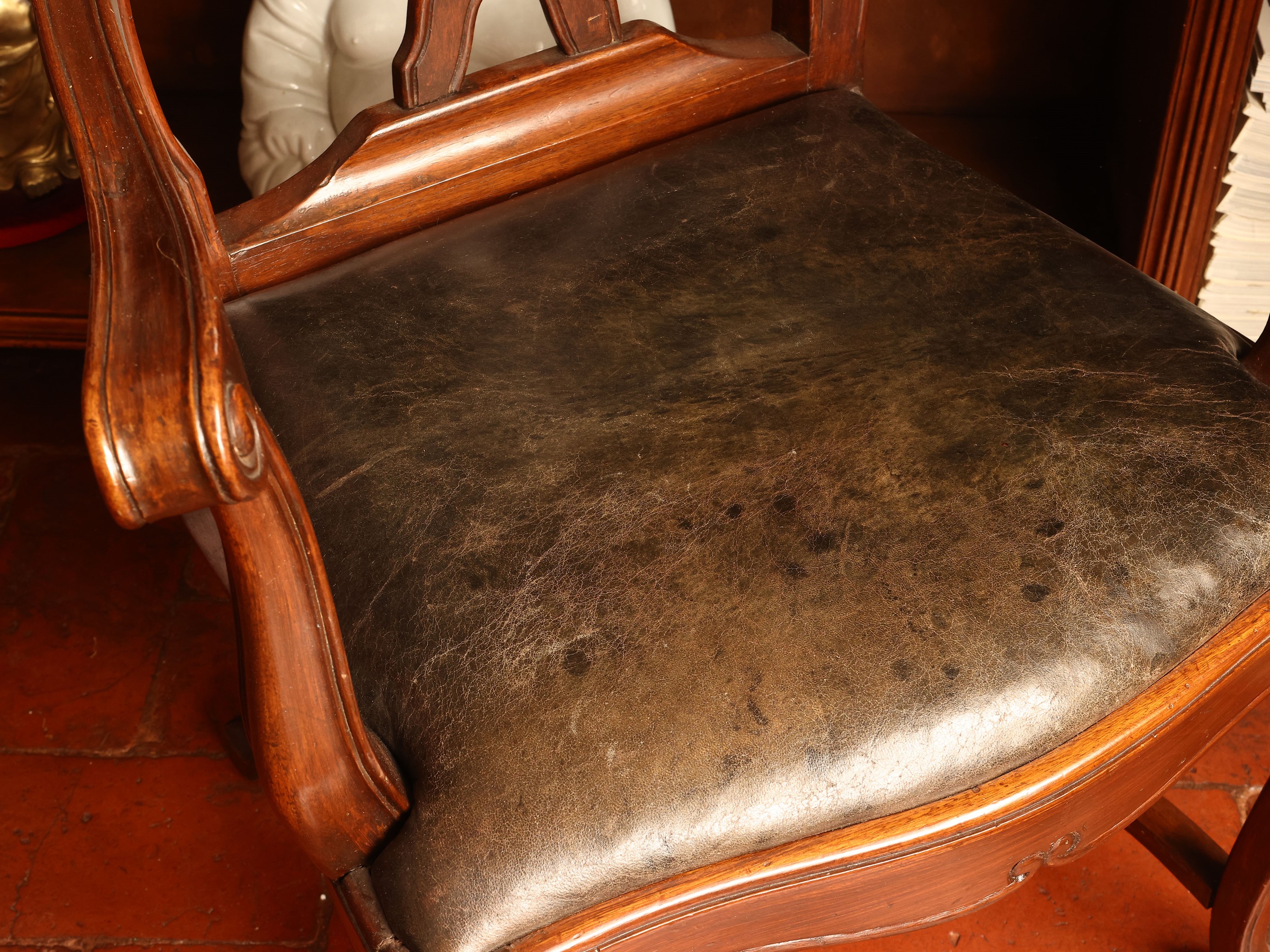 Coppia di poltrone in noce