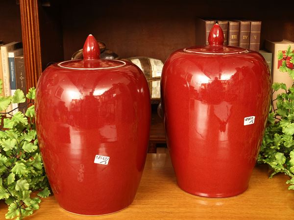 Coppia di alte potiches in ceramica sangue di bue
