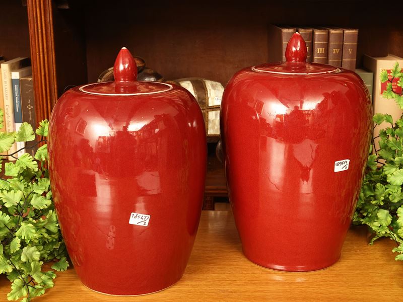 Coppia di alte potiches in ceramica sangue di bue, h cm 28