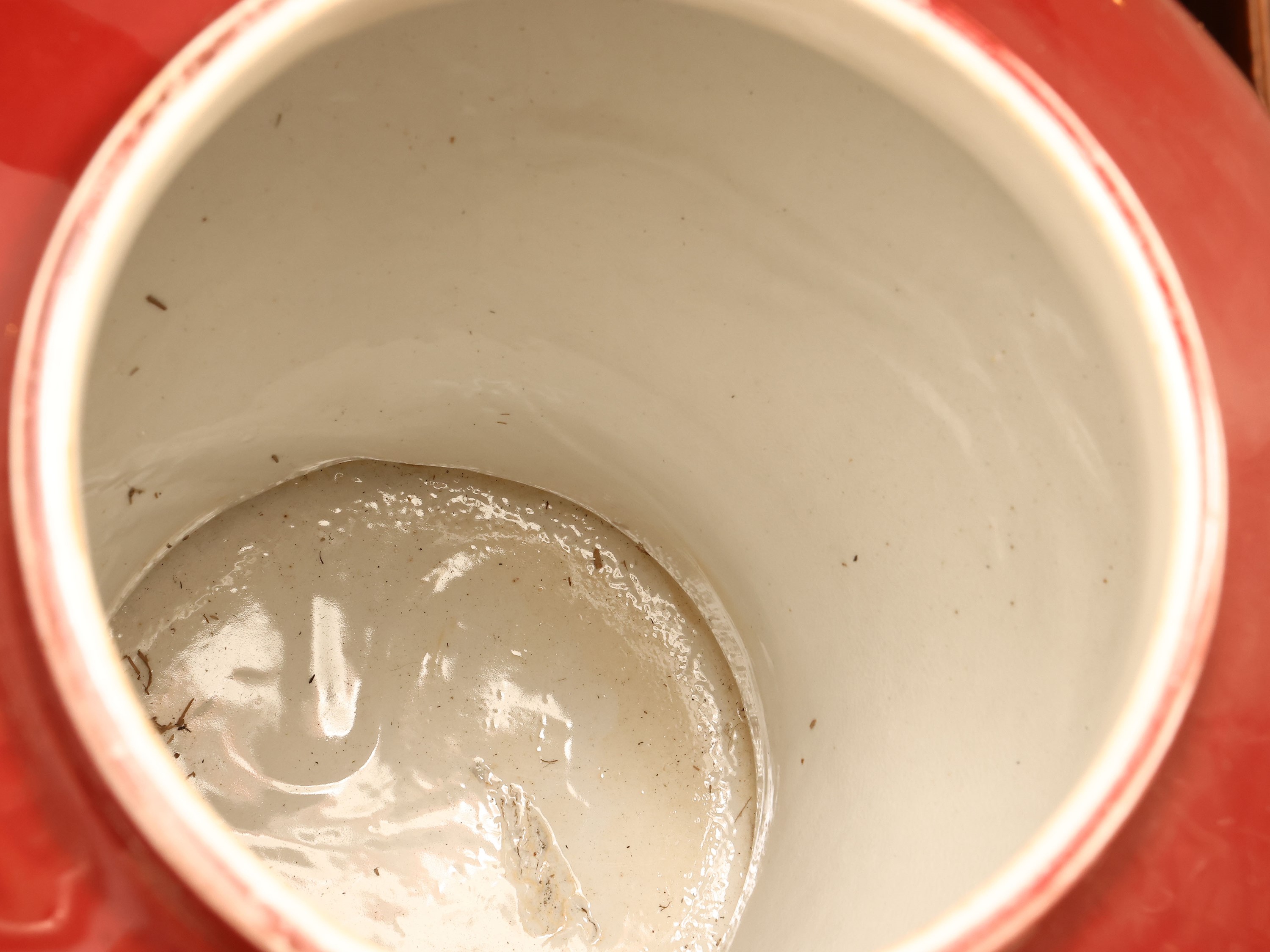 Due accessori in ceramica, potiche con coperchio e vaso globulare