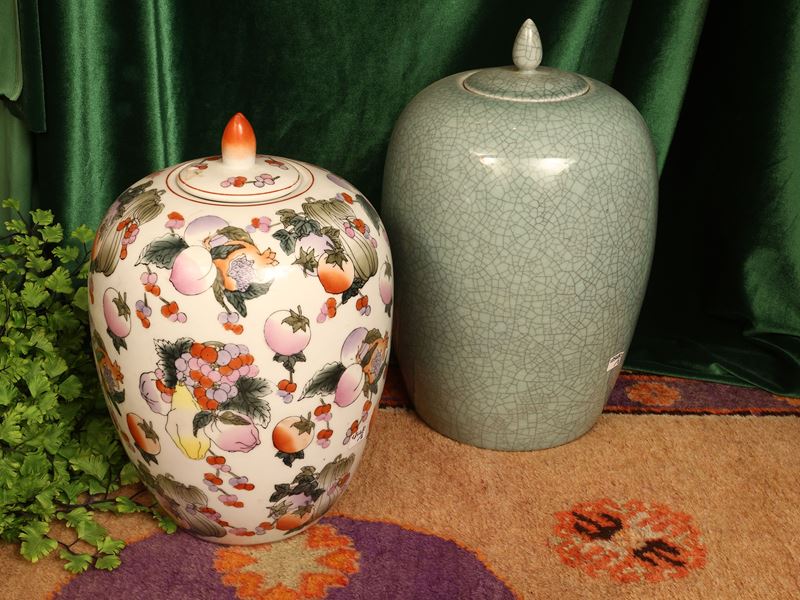 Due potiches da zenzero in ceramica e porcellana