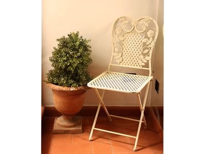 Arredi da giardino, due sedie pieghevoli in ferro laccato bianco e un vaso in terracotta