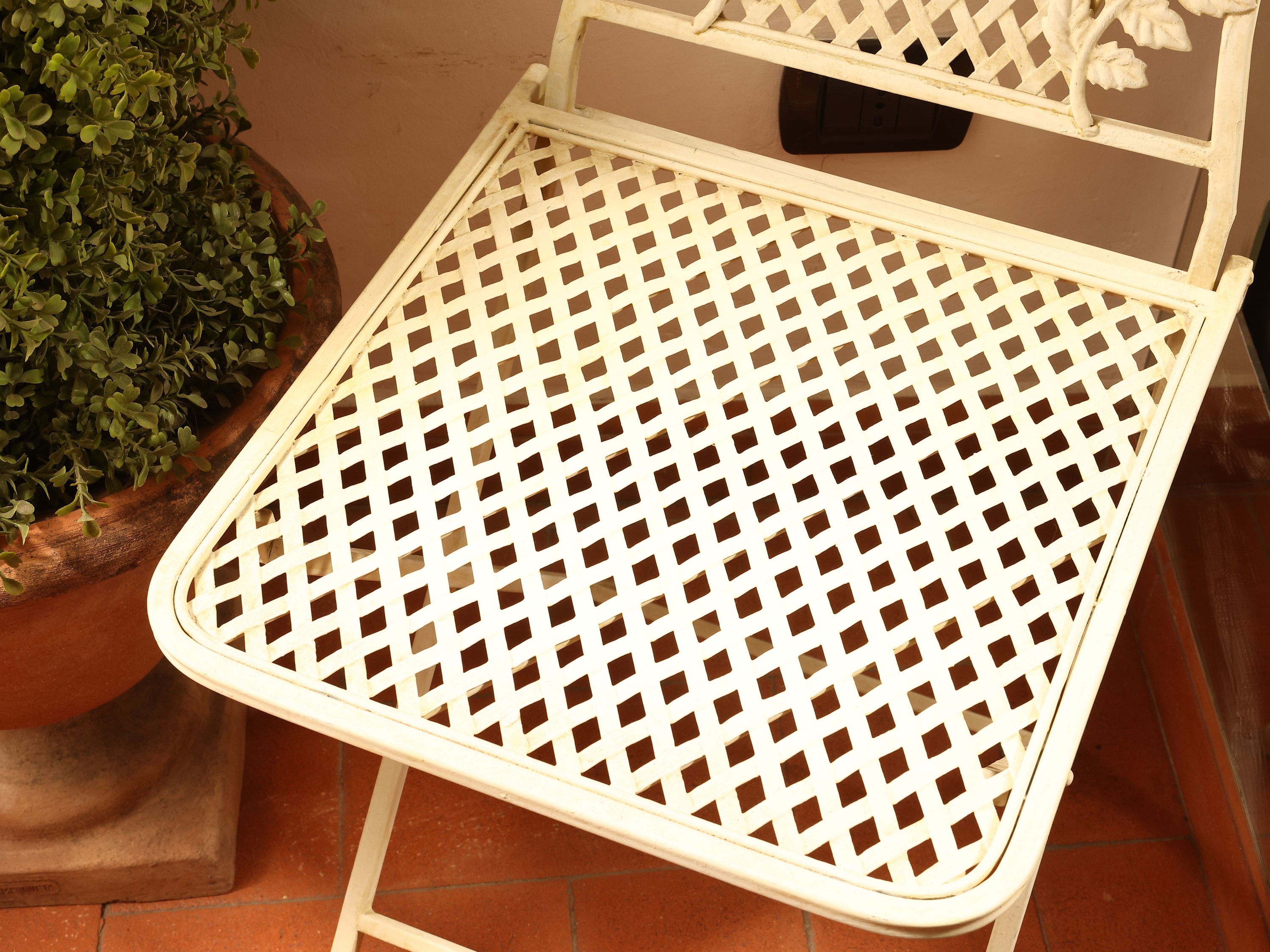 Arredi da giardino, due sedie pieghevoli in ferro laccato bianco e un vaso in terracotta