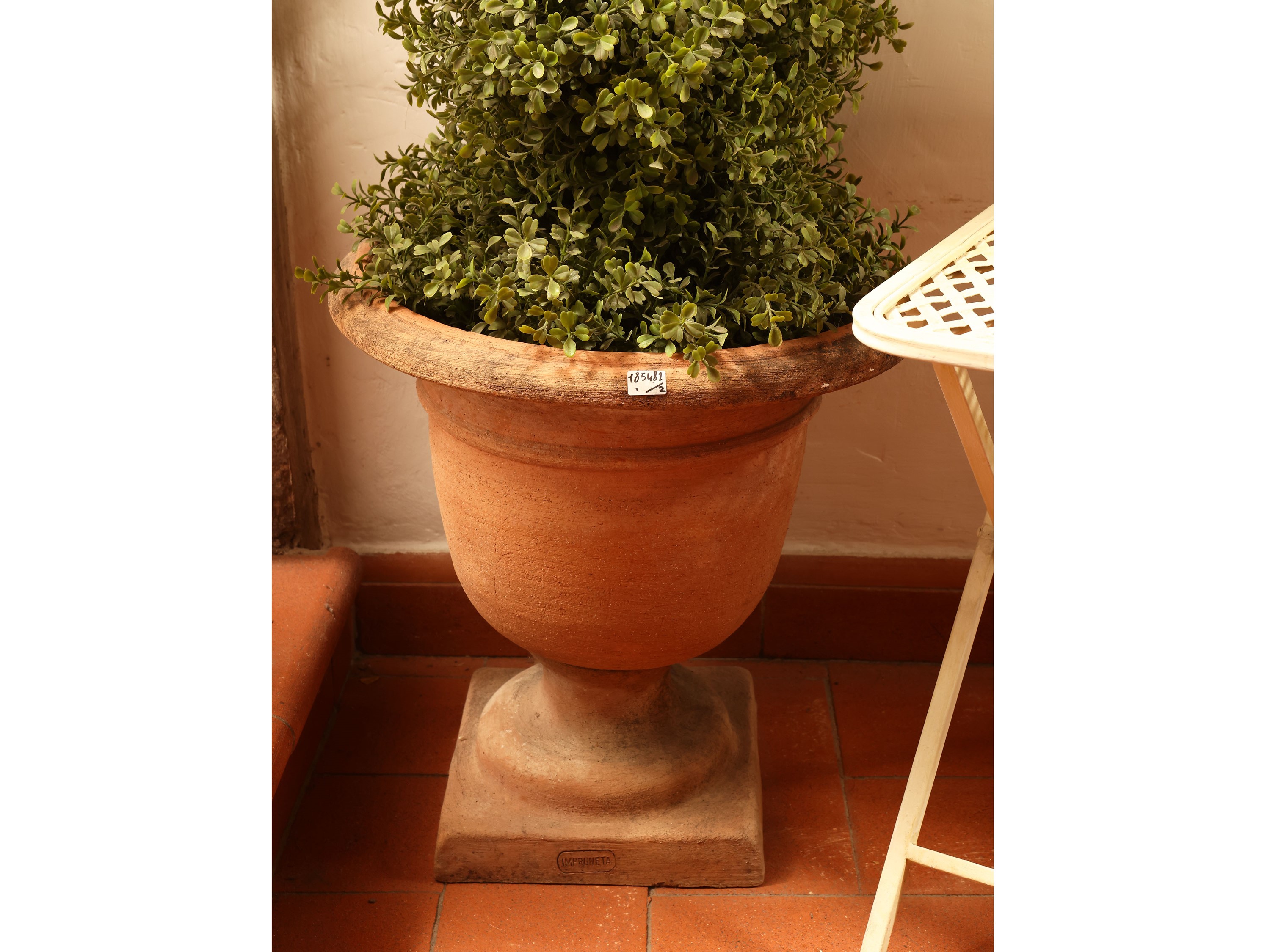 Arredi da giardino, due sedie pieghevoli in ferro laccato bianco e un vaso in terracotta