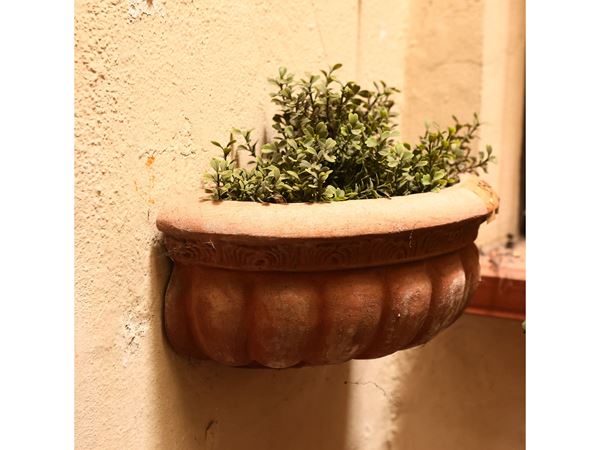 Coppia di vasi pensili a conchiglia in terracotta di Galestro