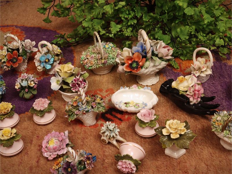 Fantasia di piccoli vasi e cestini in porcellana e ceramica