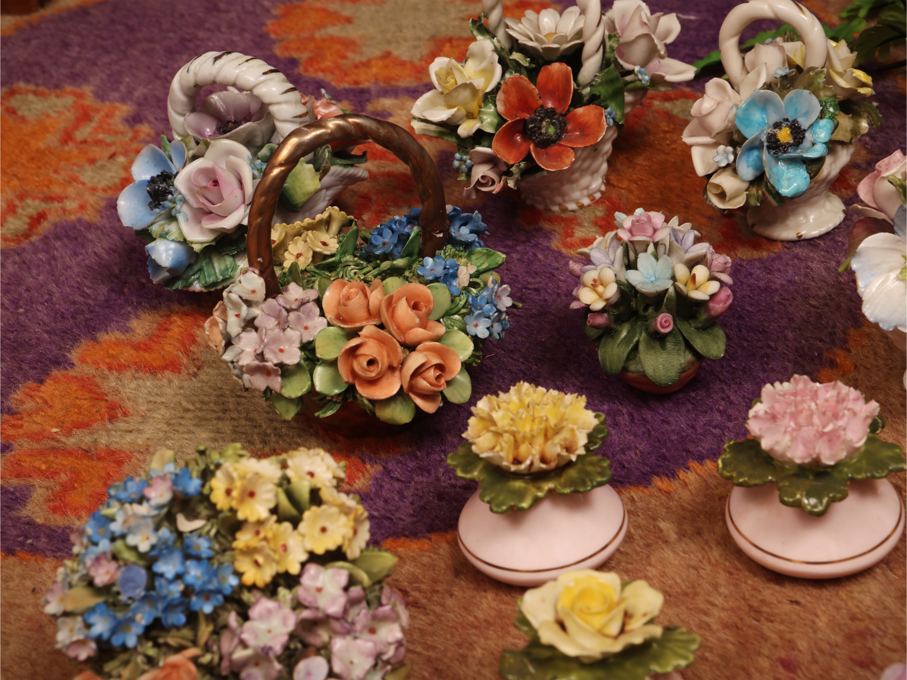 Fantasia di piccoli vasi e cestini in porcellana e ceramica