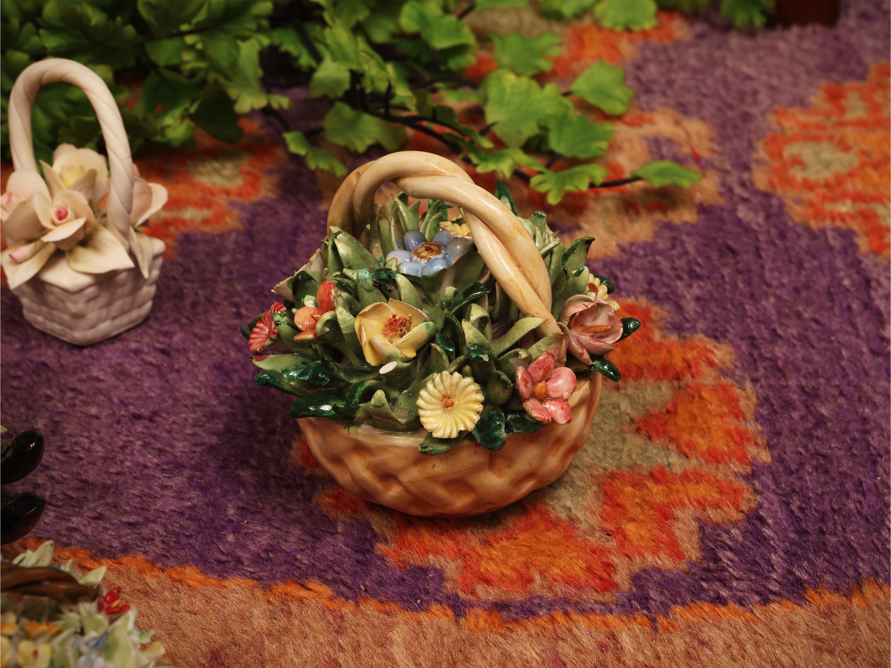 Fantasia di piccoli vasi e cestini in porcellana e ceramica