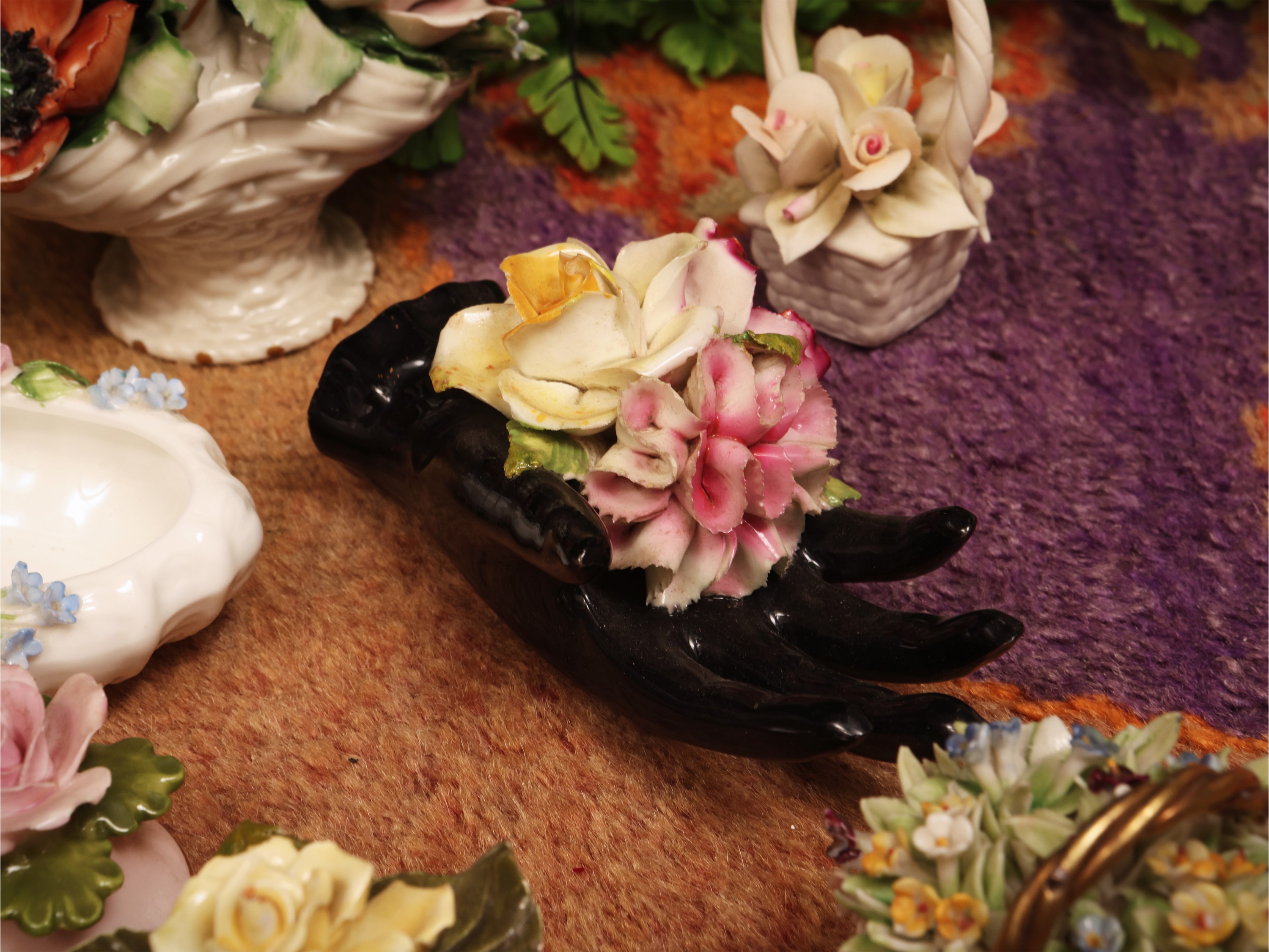 Fantasia di piccoli vasi e cestini in porcellana e ceramica