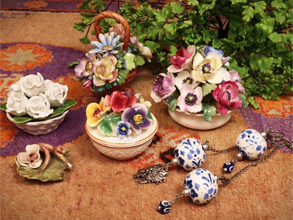 Fantasia di piccoli vasi e cestini in porcellana e ceramica