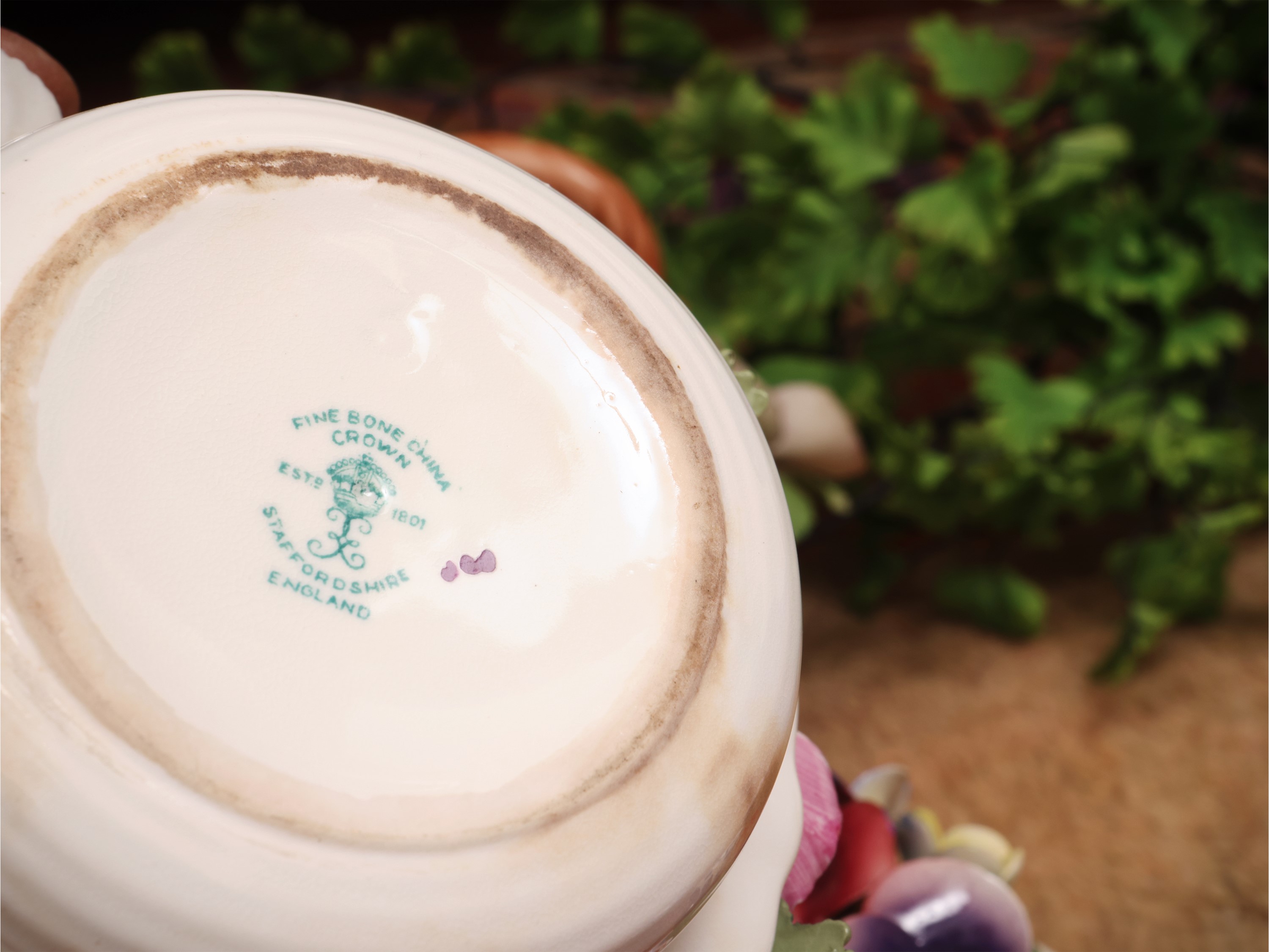 Fantasia di piccoli vasi e cestini in porcellana e ceramica, varie fogge e dimensioni