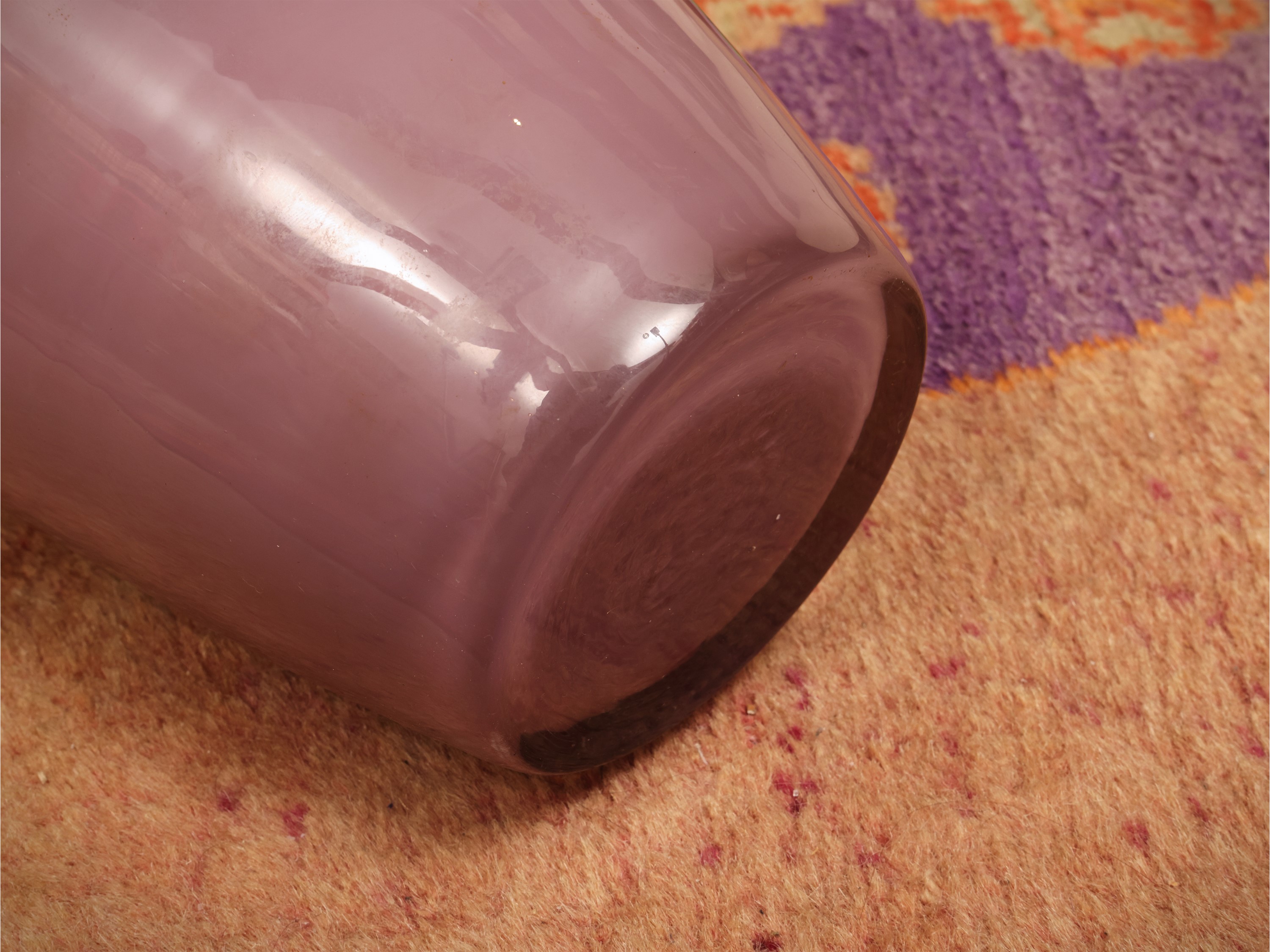 Coppia di vasi in vetro viola, altezza cm 33