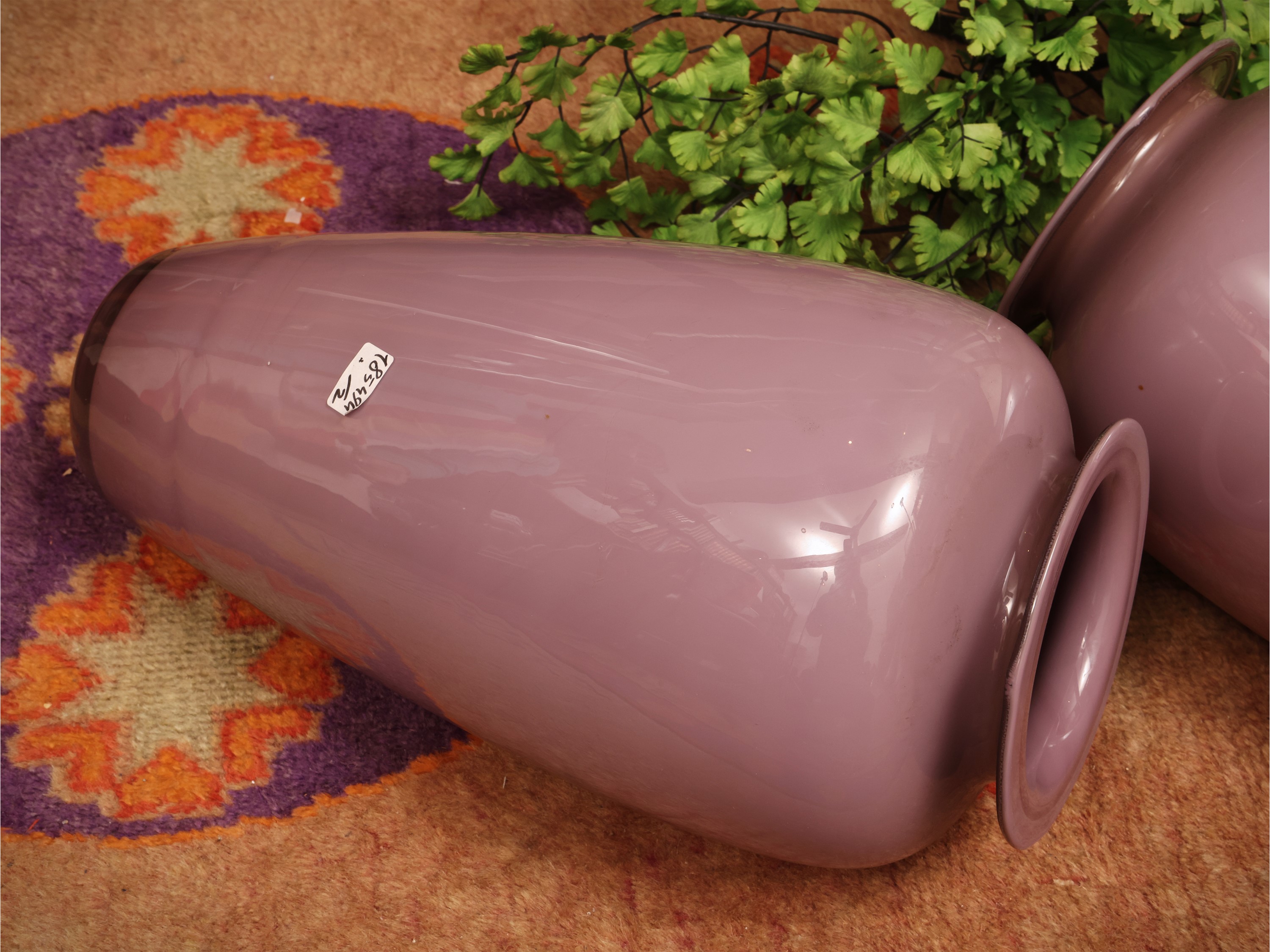 Coppia di vasi in vetro viola, altezza cm 33