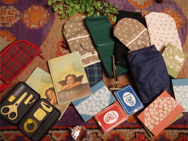 Assortimento di piccoli cadeau natalizi