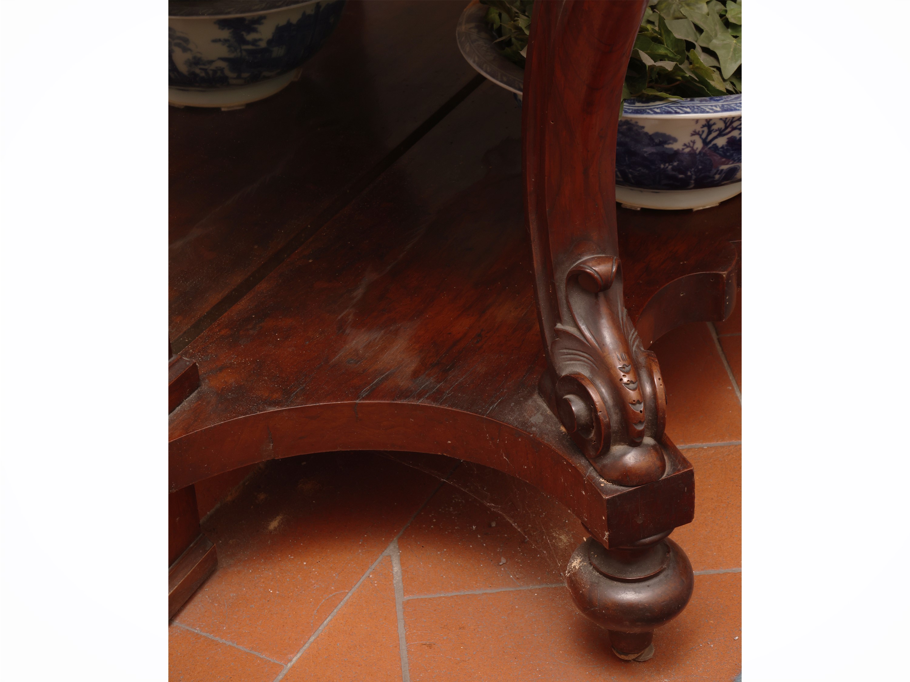 Console in noce, metà del XIX secolo