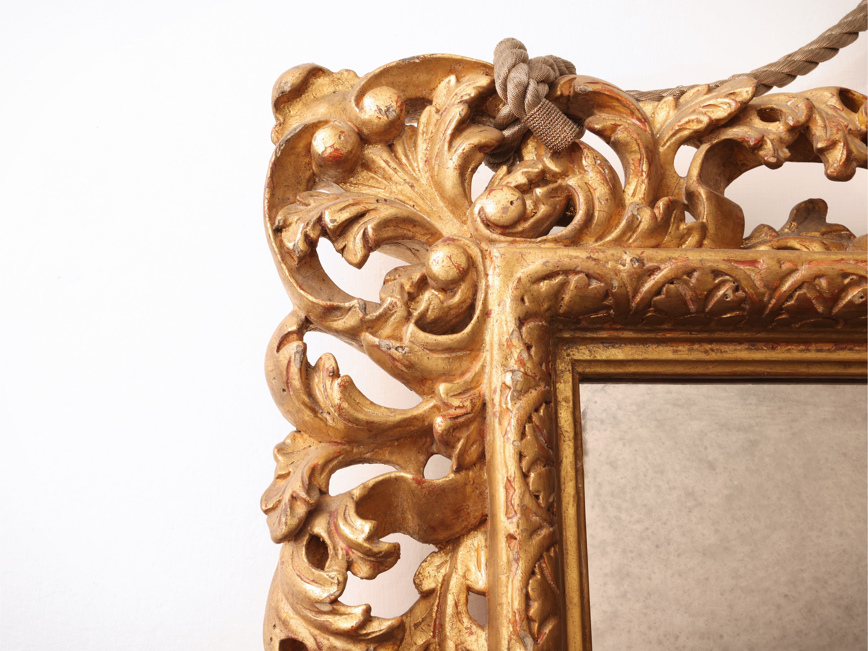 Specchiera con cornice in legno e pastiglia dorata, cm 110x82
