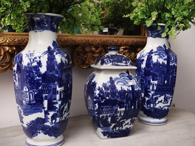 Trittico di vasi in porcellana decorati in monocromia blu