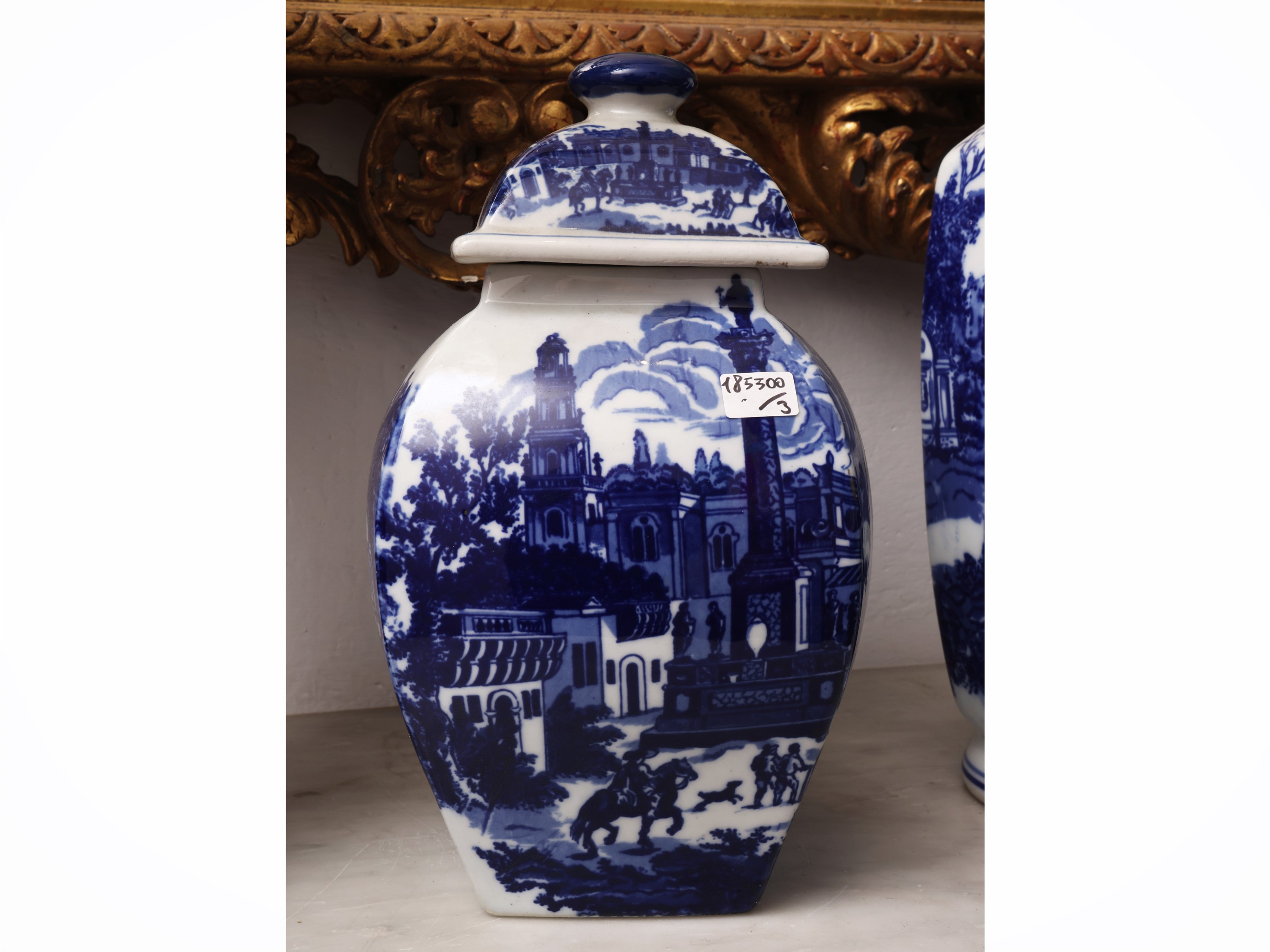 Trittico di vasi in porcellana decorati in monocromia blu