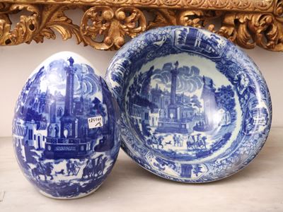 Due complementi d'arredo in porcellana, uovo h cm 23 e bacile decorato in monocromia blu