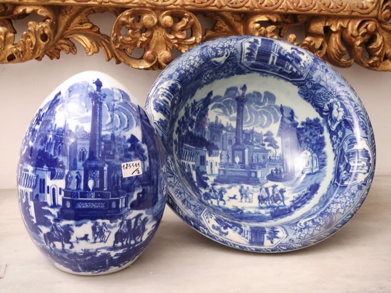 Due complementi d'arredo in porcellana, uovo h cm 23 e bacile decorato in monocromia blu