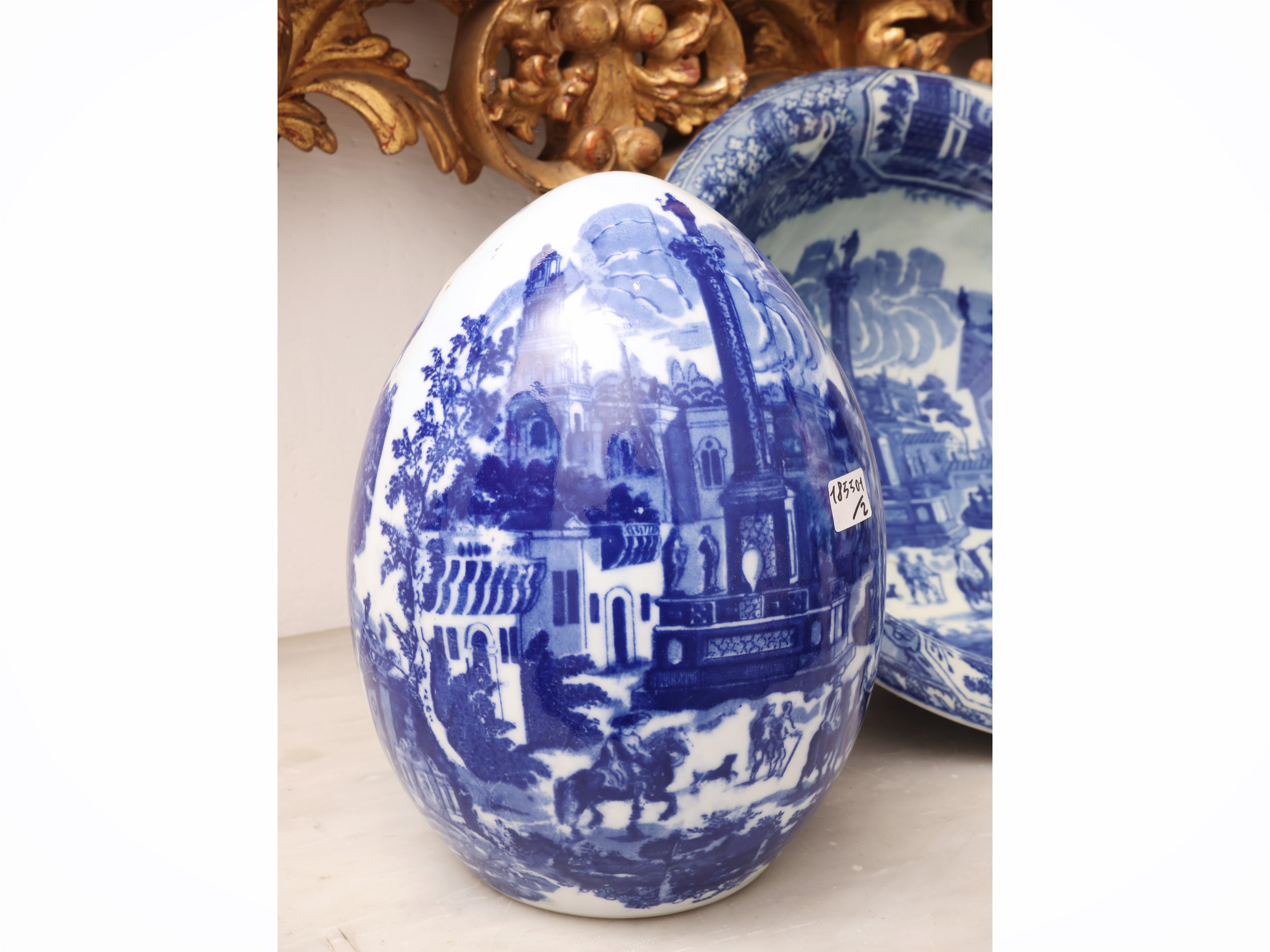 Due complementi d'arredo in porcellana, uovo h cm 23 e bacile decorato in monocromia blu