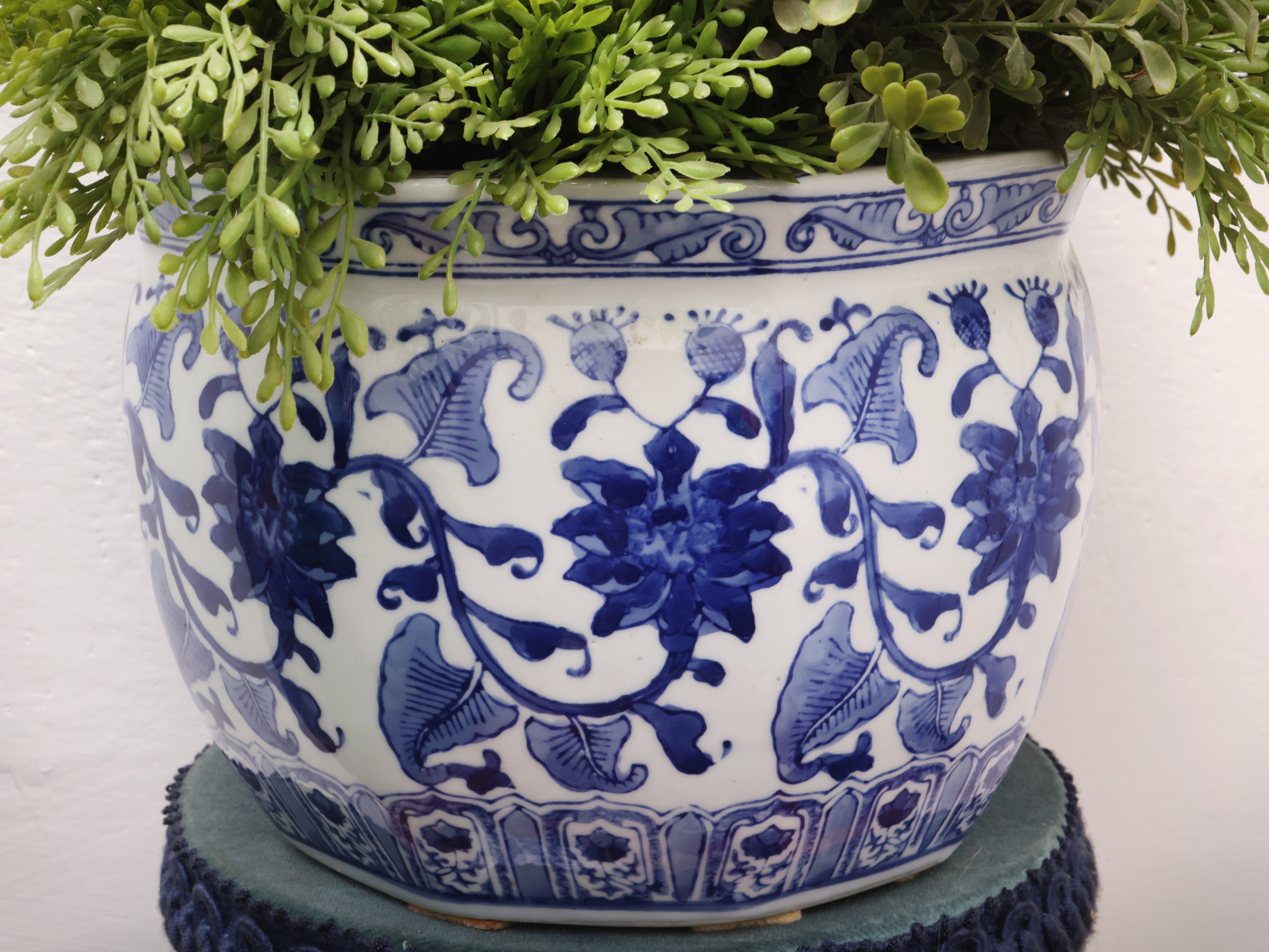 Coppia di portavasi in porcellana decorati con motivi floreali in monocromia blu, altezza cm 53