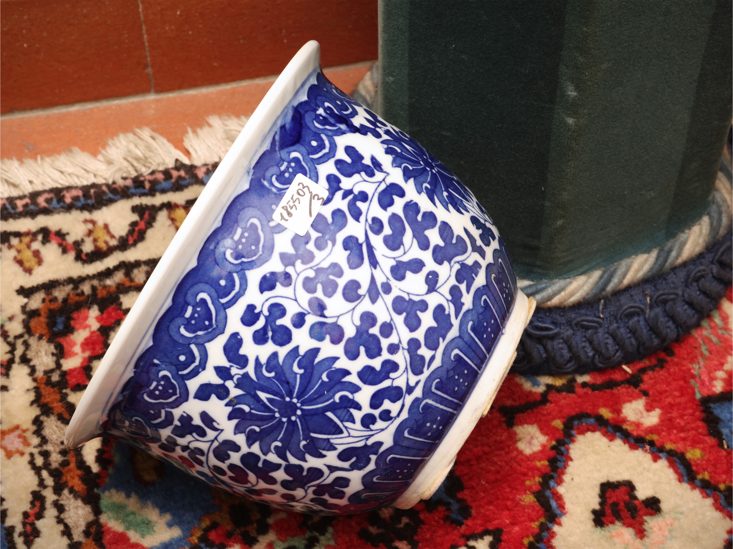 Coppia di portavasi in porcellana decorati con motivi floreali in monocromia blu, altezza cm 53