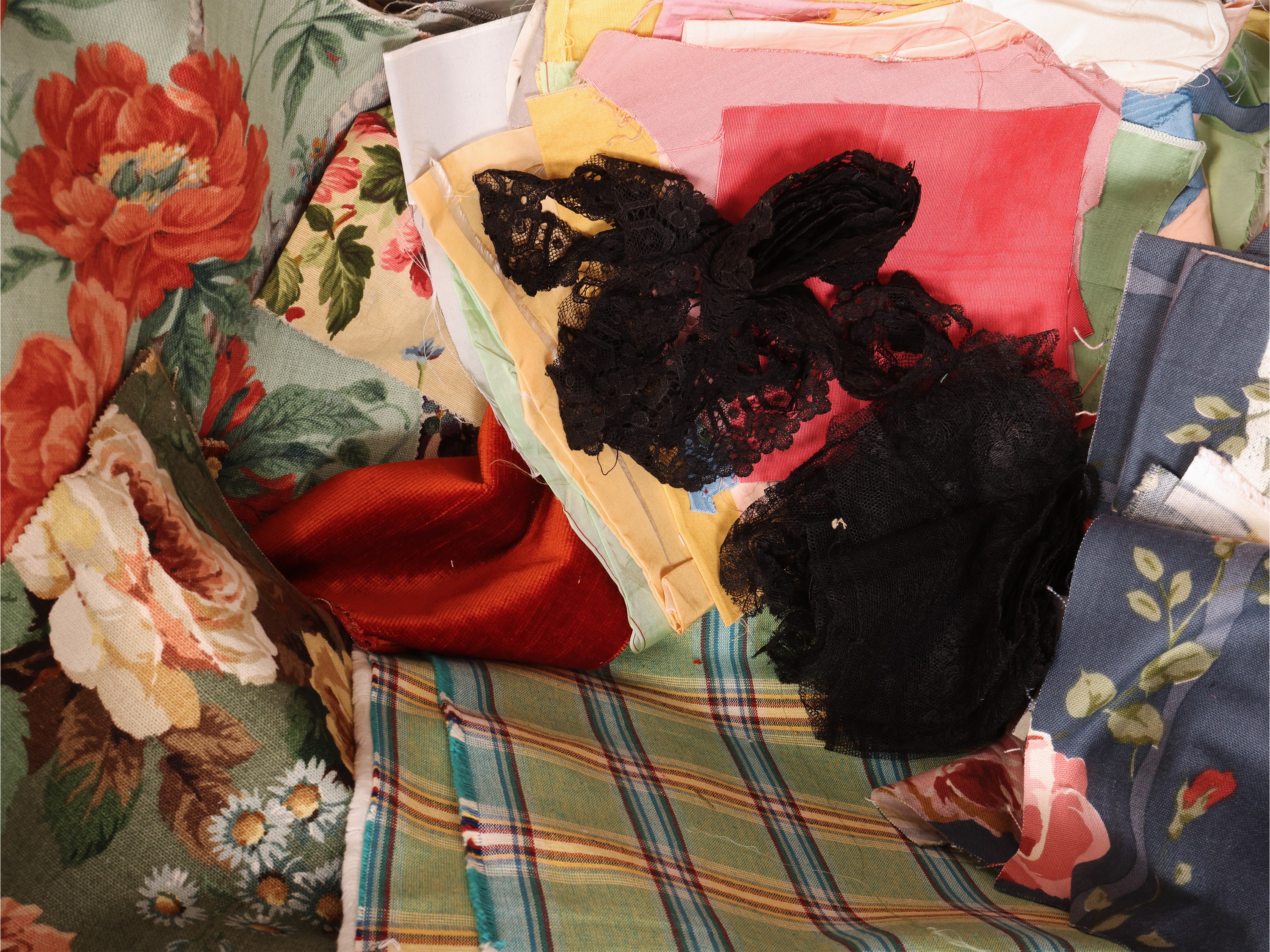 Assortimento di scampoli in tessuti vari, materiali miscelati