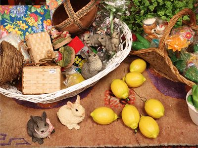 Miscellanea di addobbi pasquali con coniglietti in cesto di vimini