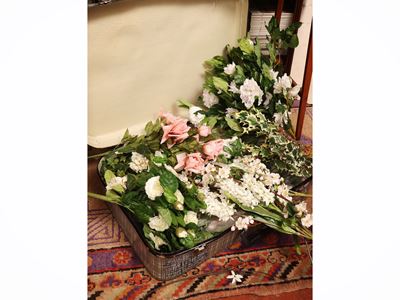 Assortimento di fiori in tessuto, oggetti decorativi