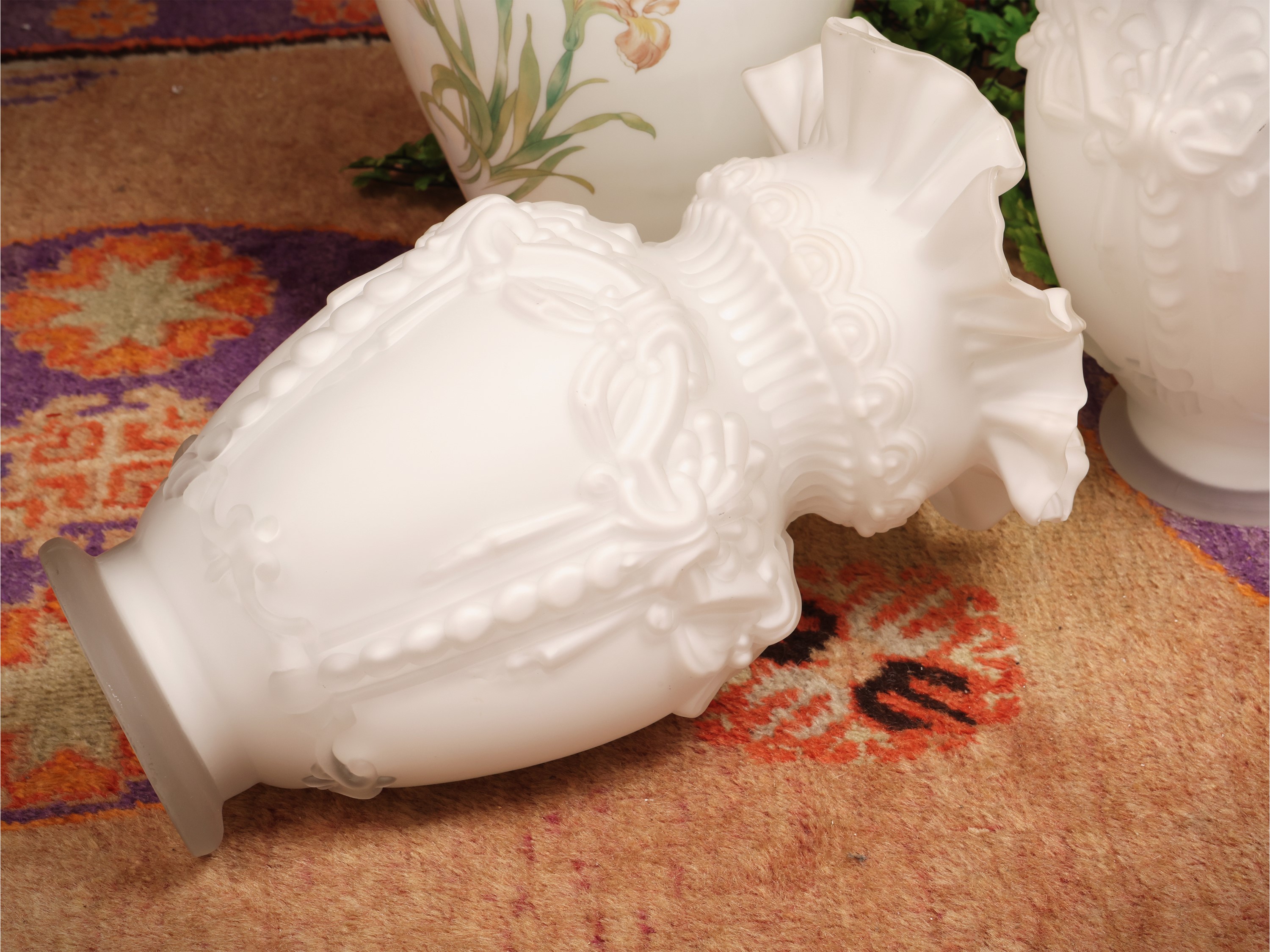Coppia di vasi in vetro opaline bianco, alti rispettivamente 32 cm e 40 cm