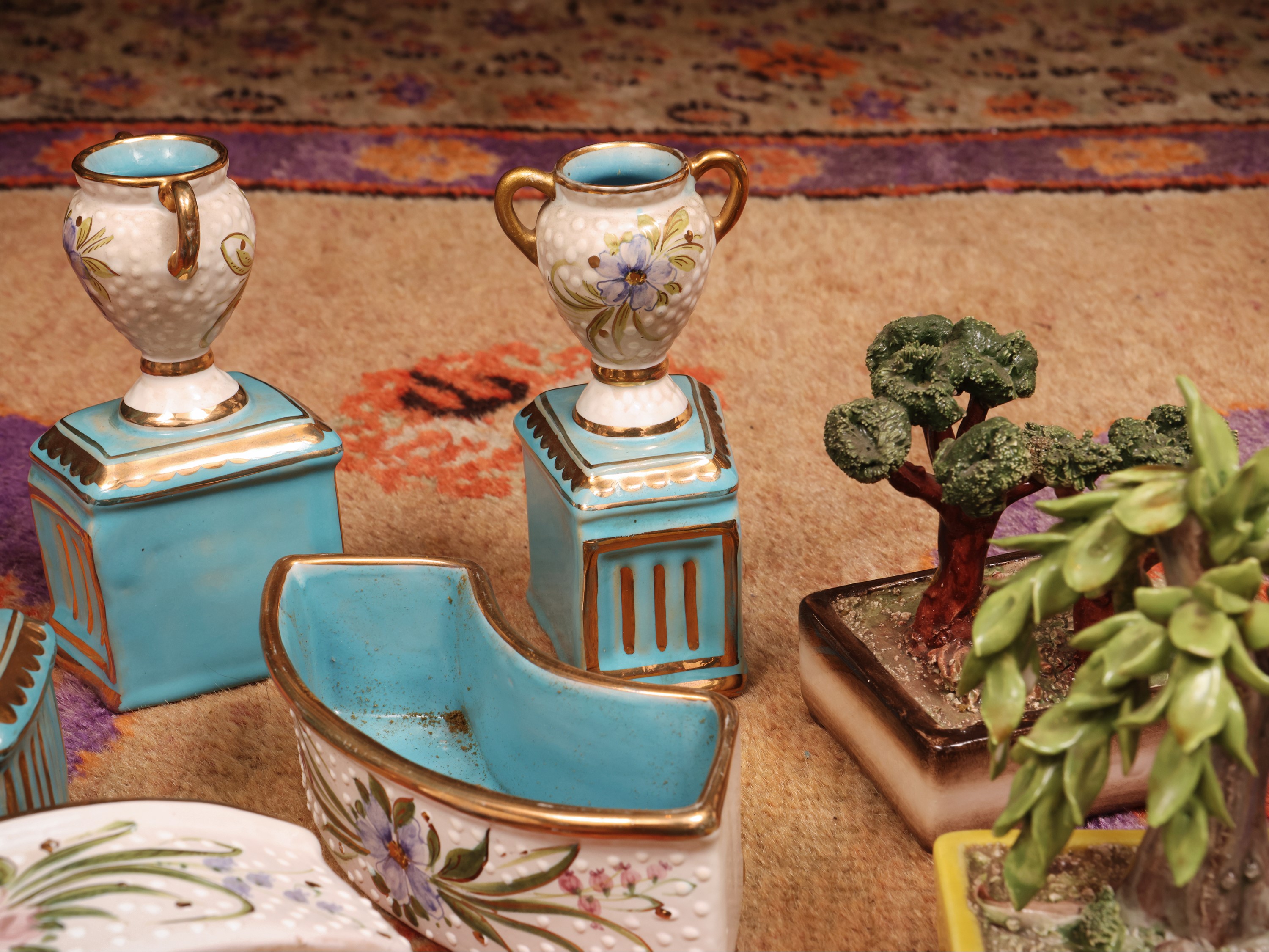 Centrotavola in ceramica con alberelli ornamentali