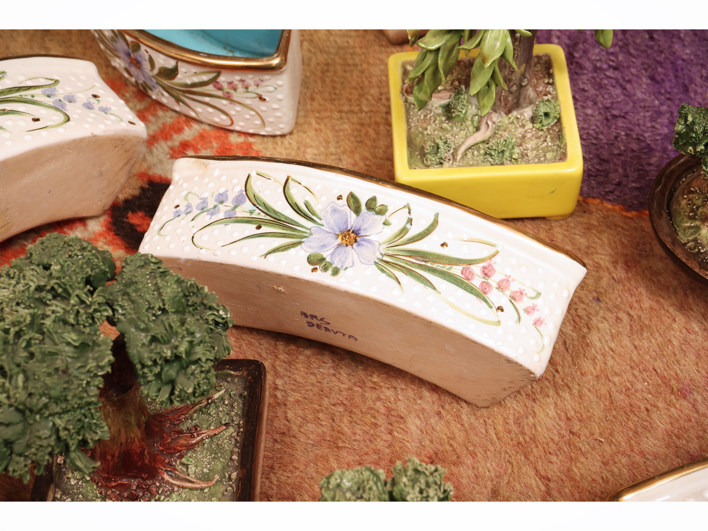 Centrotavola in ceramica con alberelli ornamentali
