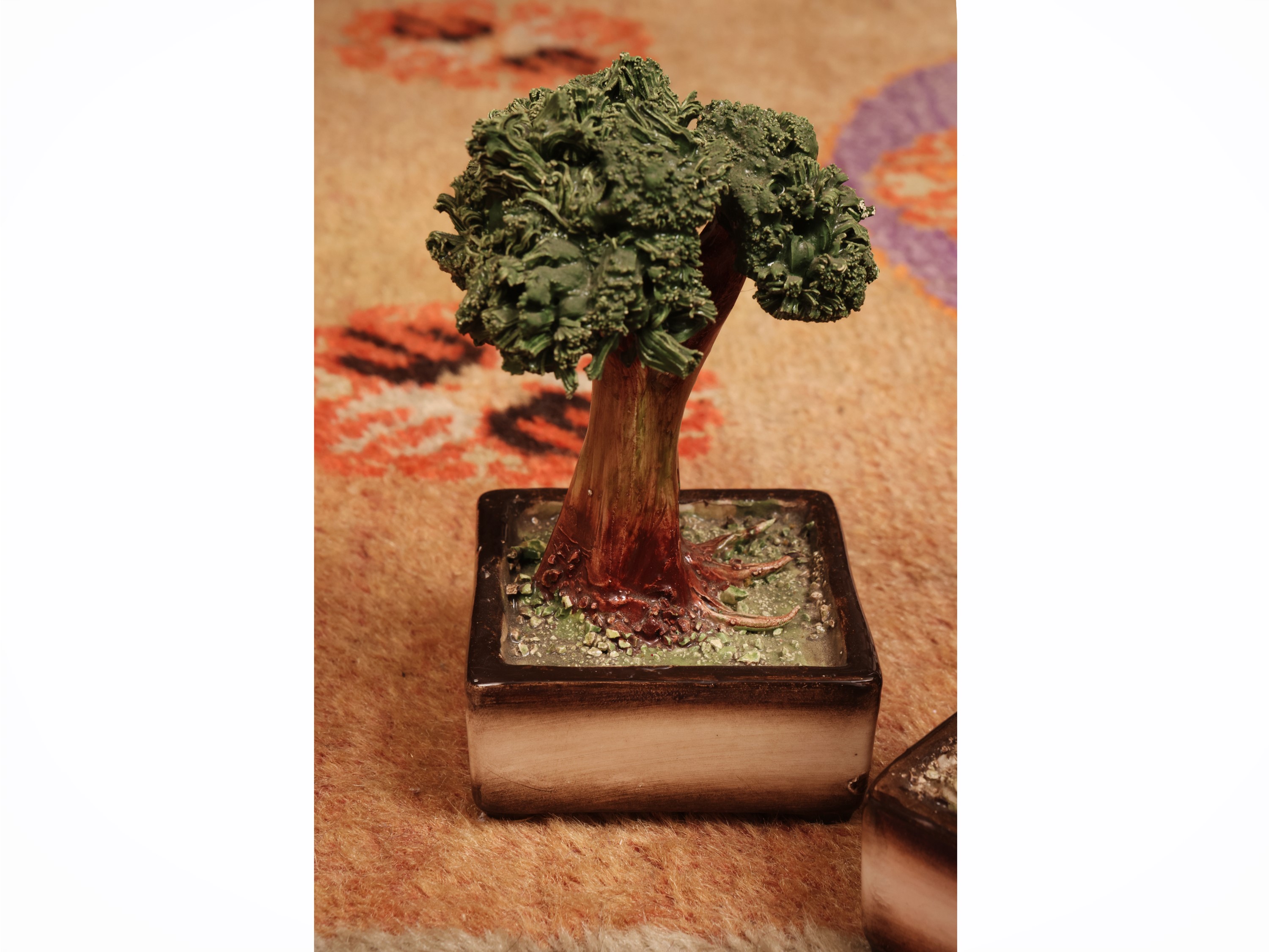 Centrotavola in ceramica con alberelli ornamentali