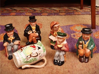 Assortimento di cinque boccali in ceramica inglese rappresentanti personaggi dei romanzi di Charl...