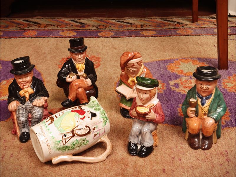 Assortimento di cinque boccali in ceramica inglese rappresentanti personaggi dei romanzi di Charl...