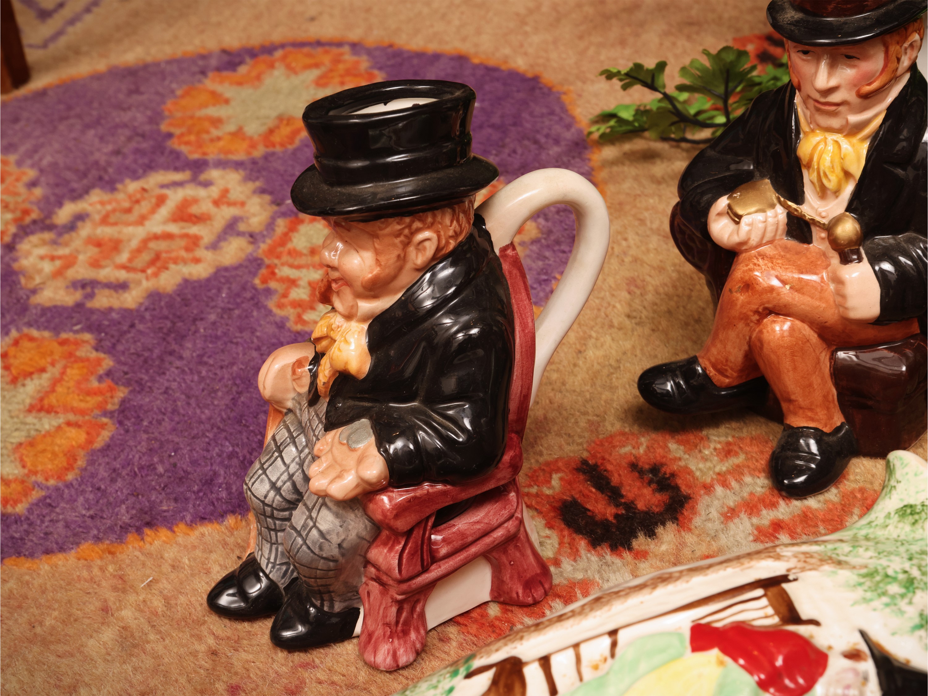 Assortimento di cinque boccali in ceramica inglese rappresentanti personaggi dei romanzi di Charl...