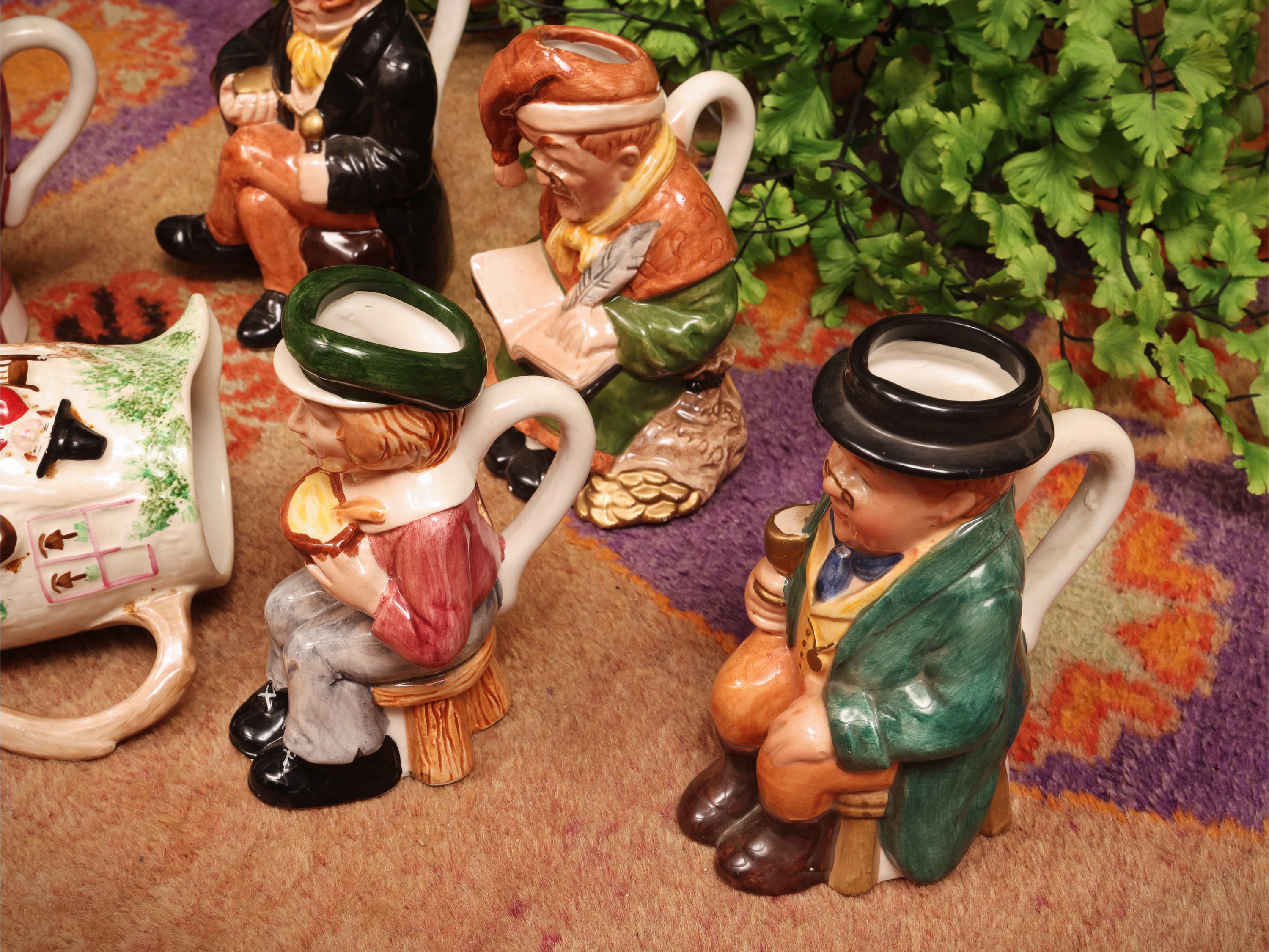 Assortimento di cinque boccali in ceramica inglese rappresentanti personaggi dei romanzi di Charl...