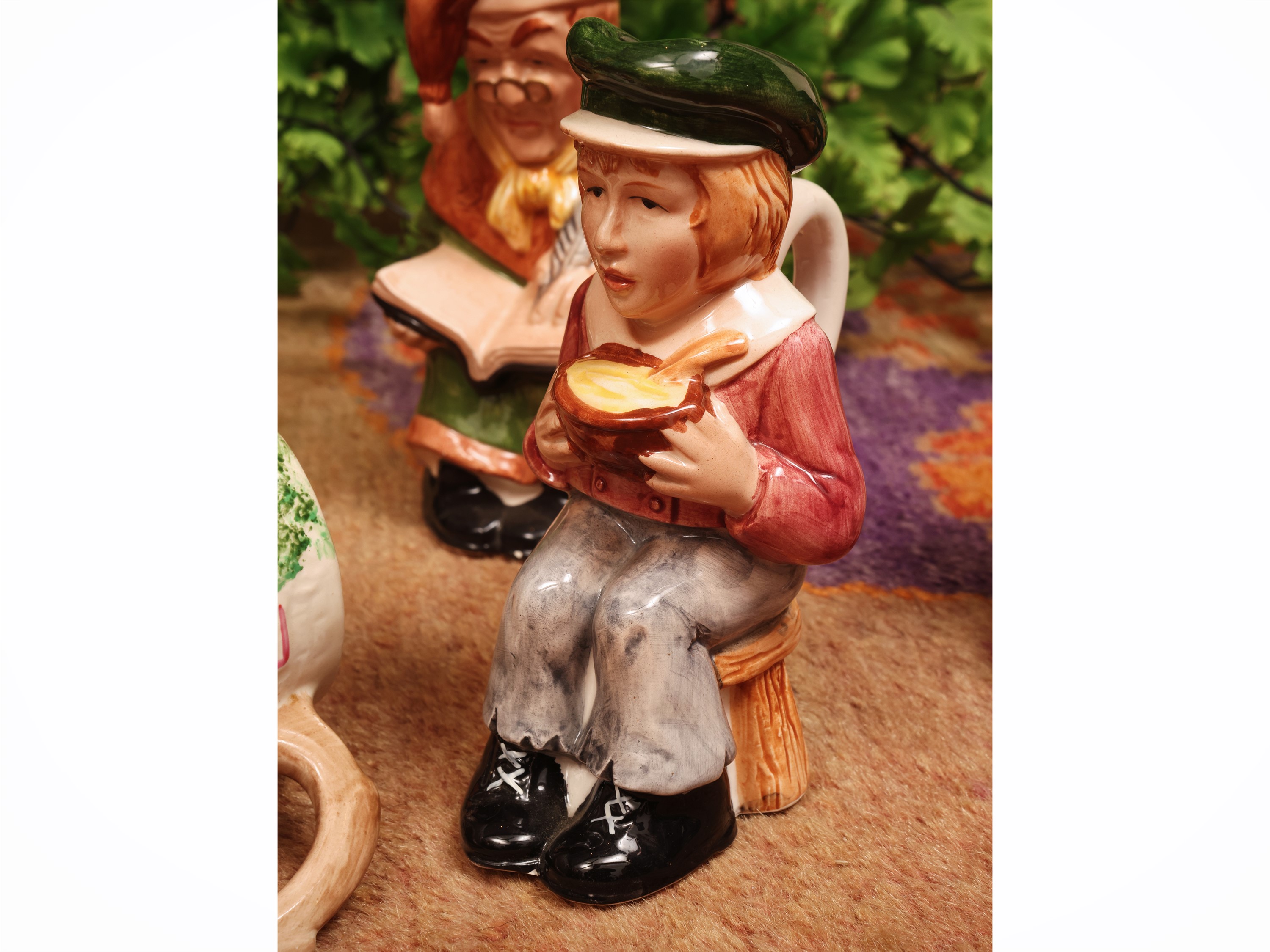 Assortimento di cinque boccali in ceramica inglese rappresentanti personaggi dei romanzi di Charl...