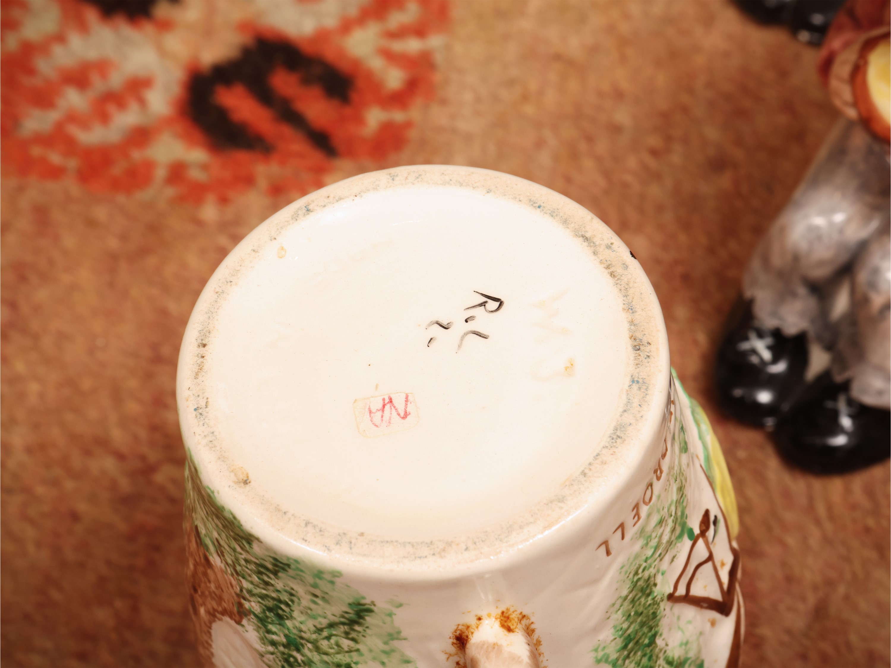 Assortimento di cinque boccali in ceramica inglese rappresentanti personaggi dei romanzi di Charl...