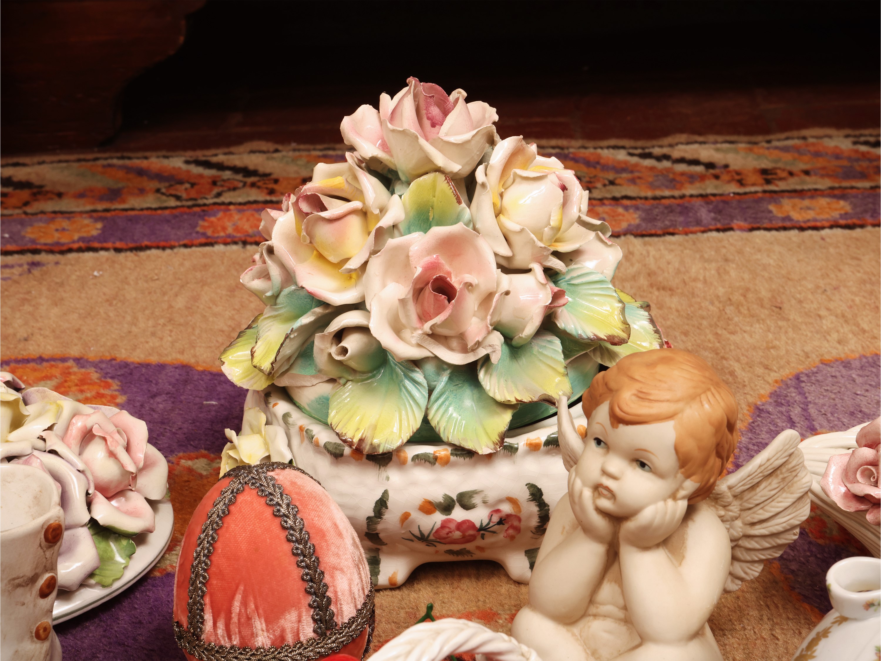 Miscellanea di accessori decorativi per la Pasqua, uova e cestini in ceramica