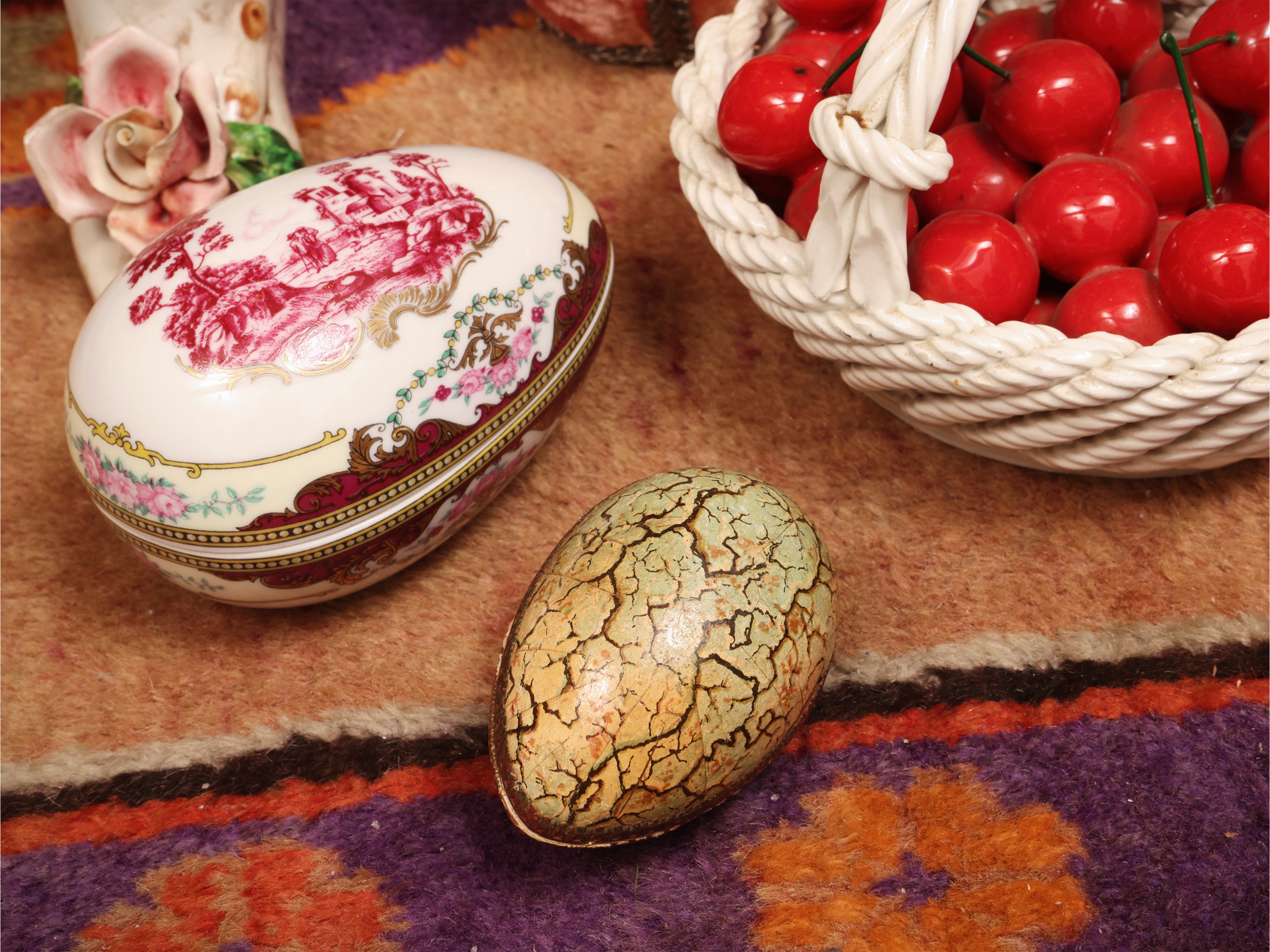 Miscellanea di accessori decorativi per la Pasqua, uova e cestini in ceramica