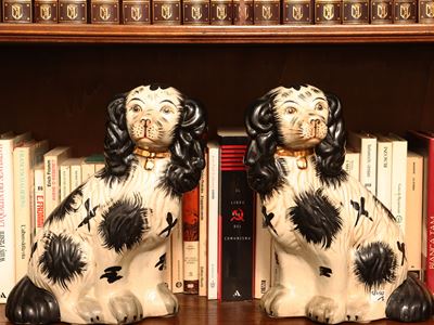 Coppia di figure in terraglia inglese raffiguranti due cani, altezza cm 30