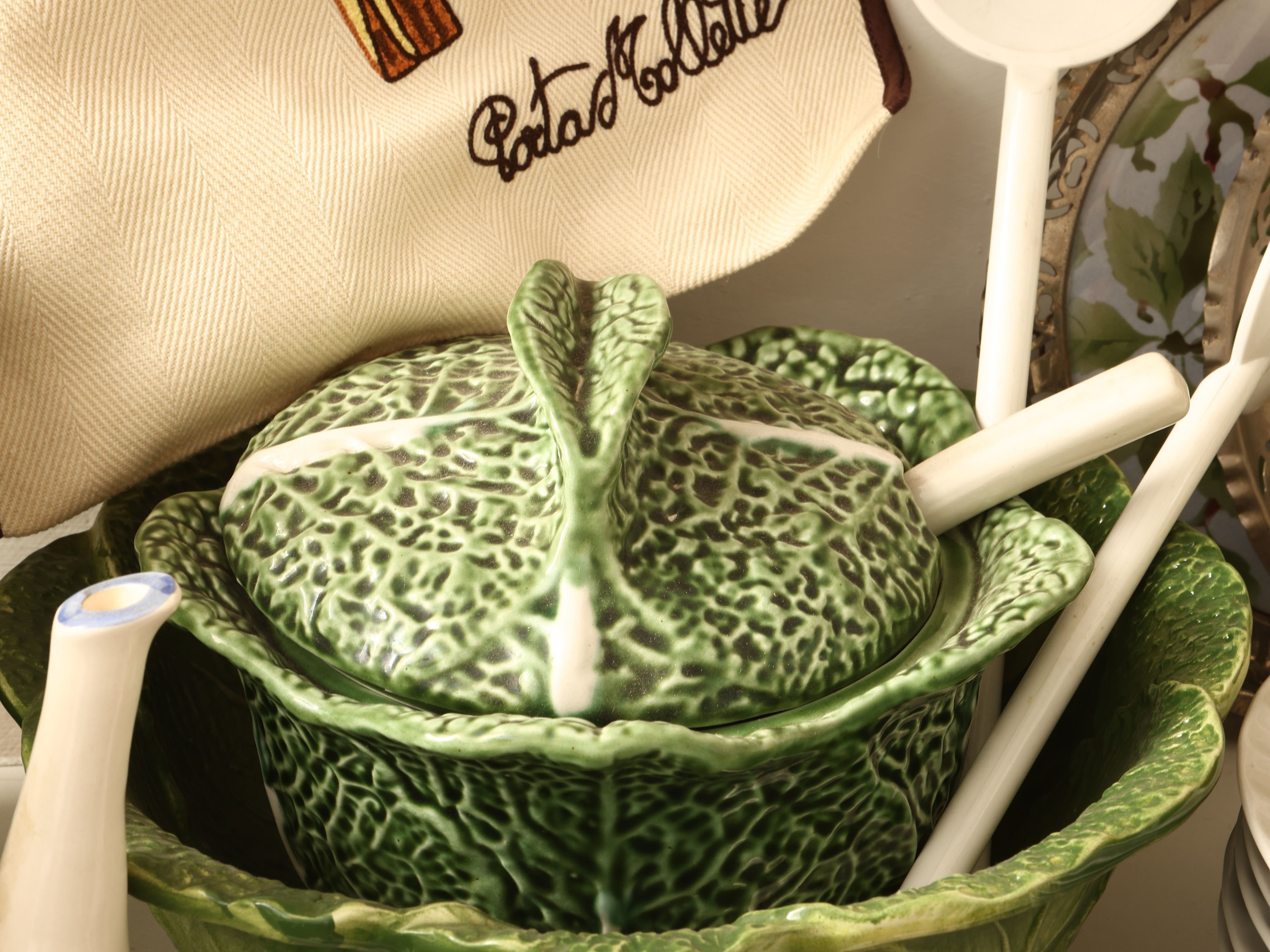 Set da tavola in ceramica smaltata e decorazioni in porcellana, accessori vari