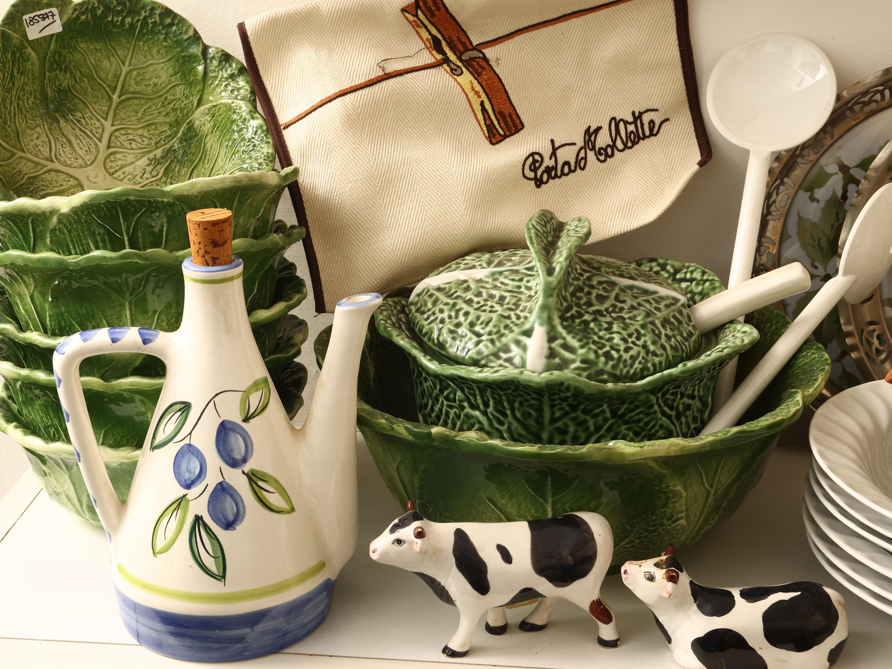 Set da tavola in ceramica smaltata e decorazioni in porcellana, accessori vari