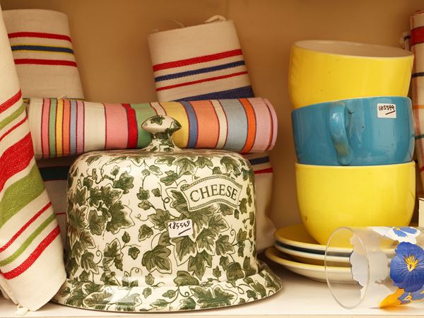 Miscellanea di accessori per la tavola