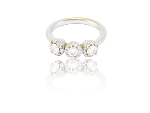 Trilogy, anello in oro bianco e diamanti  - Asta Gioielli e Orologi - Maison Bibelot - Casa d'Aste Firenze - Milano
